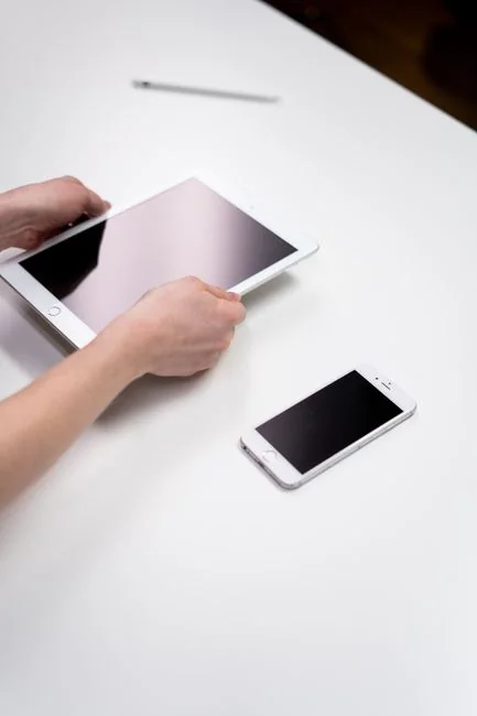 Gros plan sur un smartphone affichant l’interface d’une application de facturation sur une surface réfléchissante.